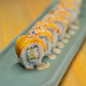 Cangrejo, queso crema, pepino, plátano frito, salsa de miso blanco.