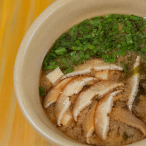 Hongo shitake, tofu, alga wakame y cebollín.