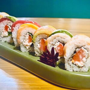 Atún, camarón, salmón, cangrejo, fresa, pepino, mango, aguacate, salsa unagi y queso Philadelphia