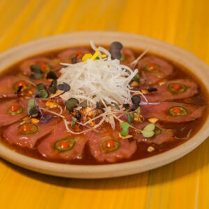 Salsa ponzu, ajo frito, chile serrano, limón eureka, brote de cilantro, aceite de trufa blanca