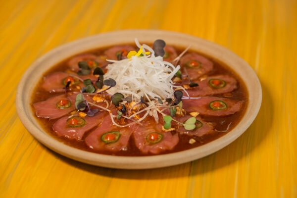 Salsa ponzu, ajo frito, chile serrano, limón eureka, brote de cilantro, aceite de trufa blanca