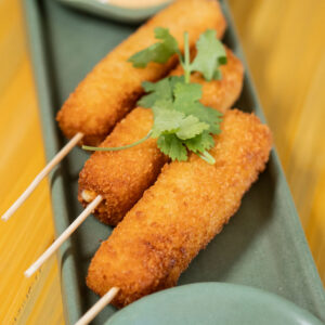 Arroz frito con queso, mayonesa picante y salsa tonkatsu.