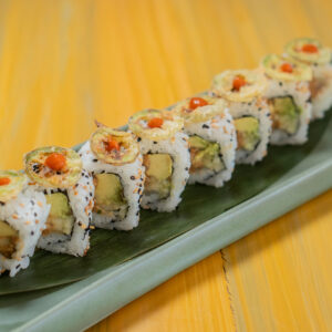 Aguacate, pepino, ajonjolí y tempura de jalapeño