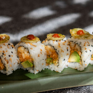 Aguacate, pepino, ajonjolí y tempura de jalapeño