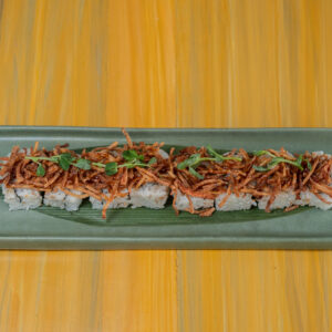 Cangrejo mezclado, pepino, con cangrejo frito encima y aguacate