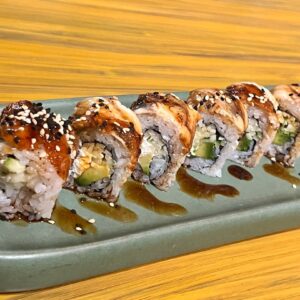 Aguacate, pepino, queso crema, unagi en rebanadas, salsa glaseada de ajonjolí.