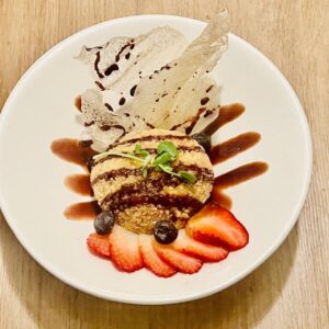 Helado frito con chocolate y crema batida